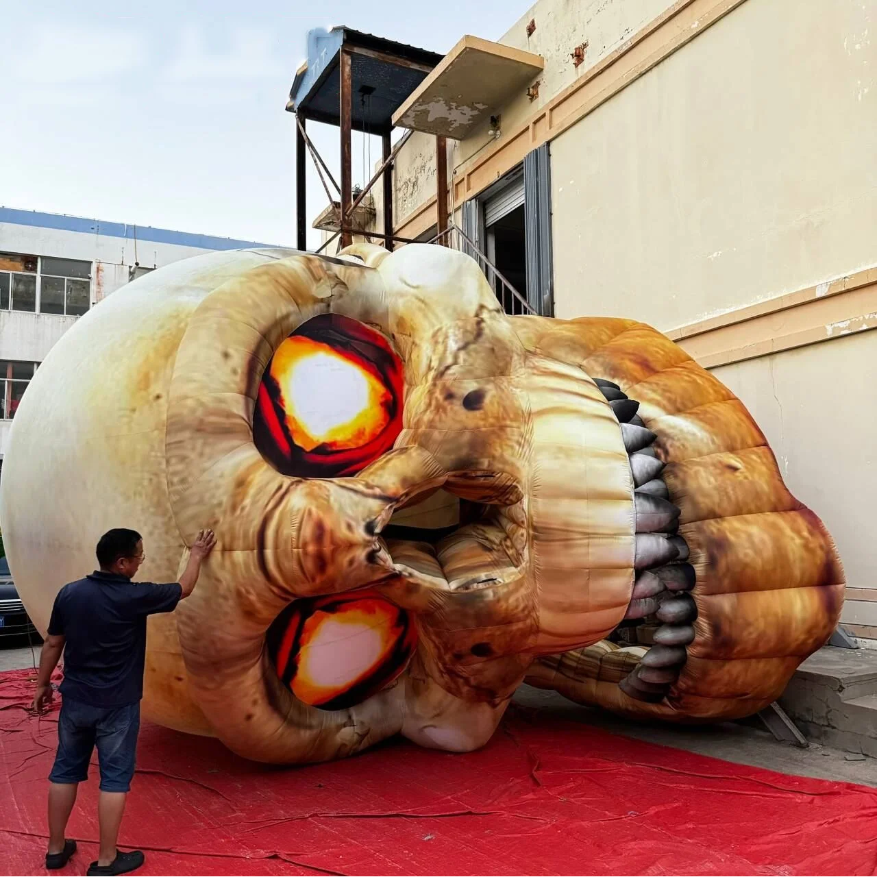 Giant Inflatable Skull with LED Eyes Scary Halloween Decor Glow in The Dark DJ Nightclub Prop Haunted House Party Decoration